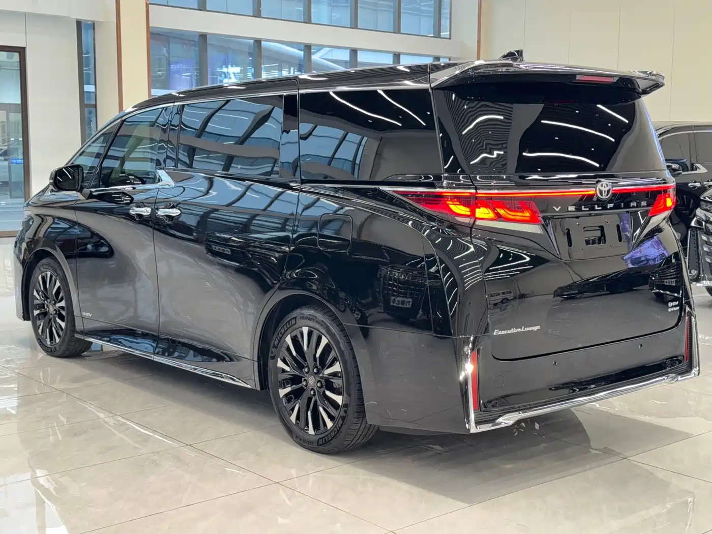 Фото 16 - Toyota Vellfire