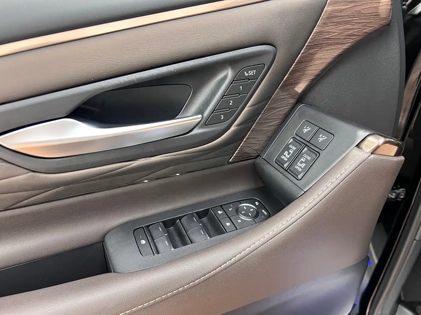 Toyota Vellfire 2024 Crown Hybrid 2.5L Executive Premium Edition фото 16