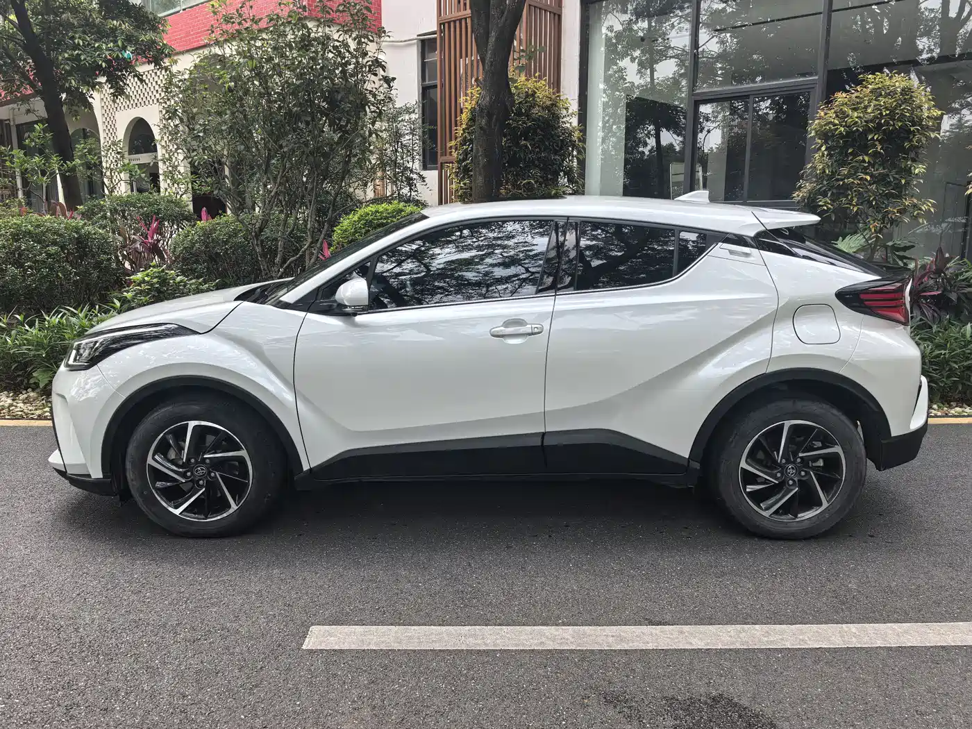 Toyota C-HR 2021 2.0L Luxury Edition фото 4