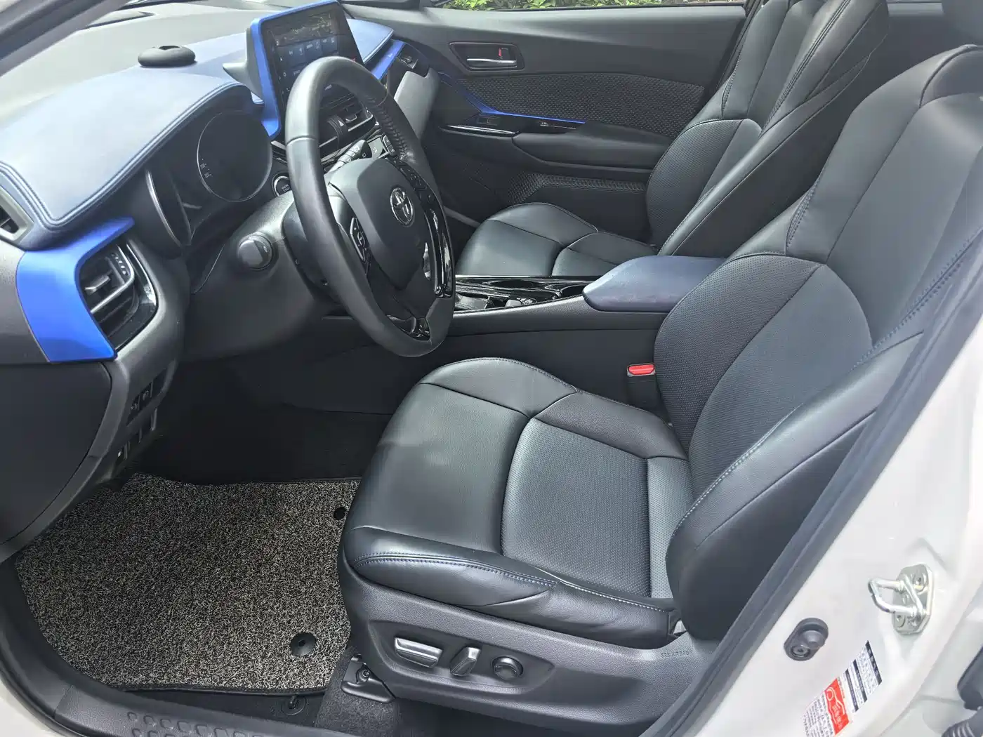 Toyota C-HR 2021 2.0L Luxury Edition фото 8