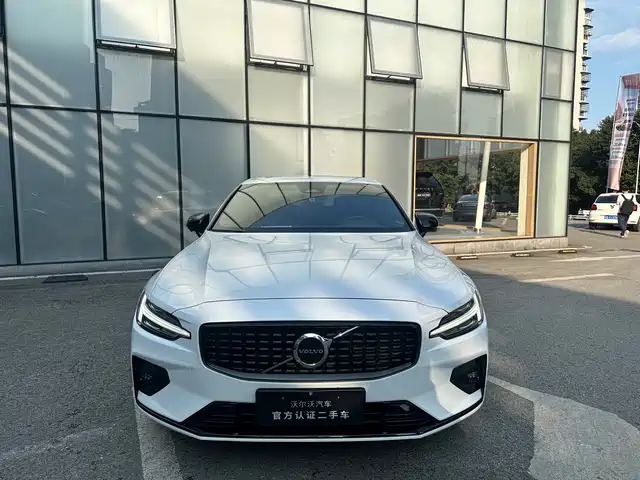 Volvo S60 2024 B5 R-Design Sport Edition — фото 2