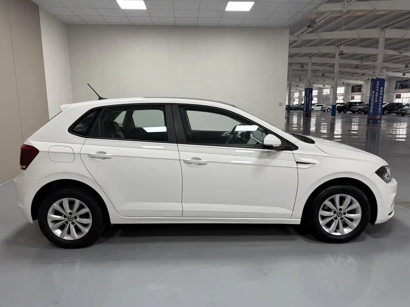VOLKSWAGEN POLO