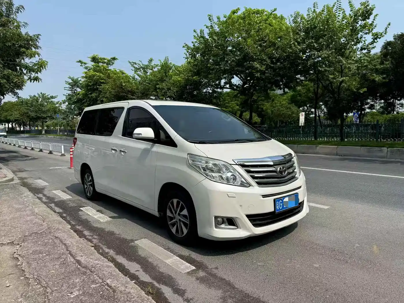 Фото 2 - Toyota Alphard