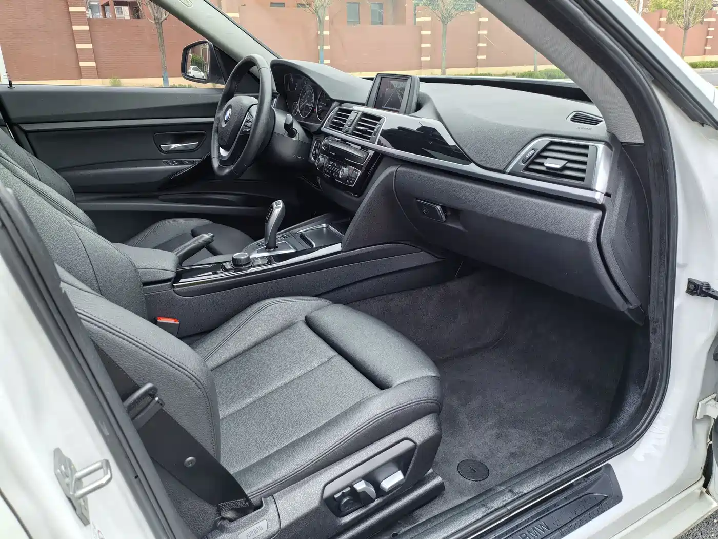 BMW 3 Series GT 2018 320i Fashion фото 11