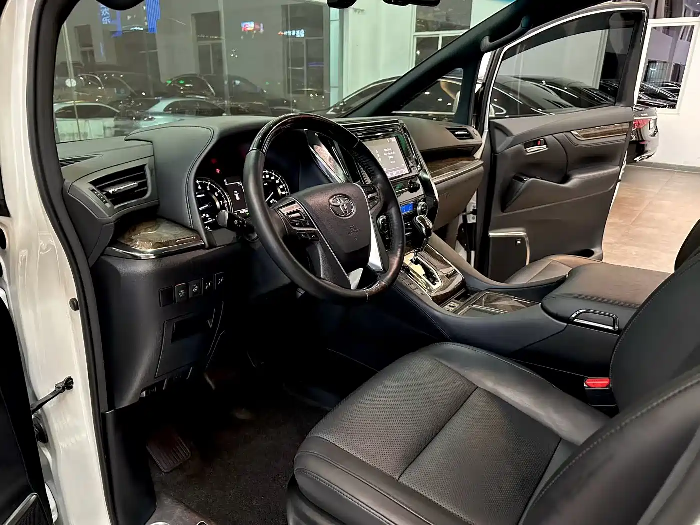 Toyota Alphard 2018 Facelift 3.5L Premium Edition фото 6