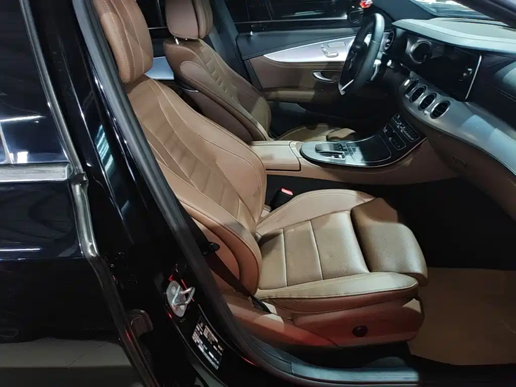 Фото 25 - Mercedes-Benz E-Class