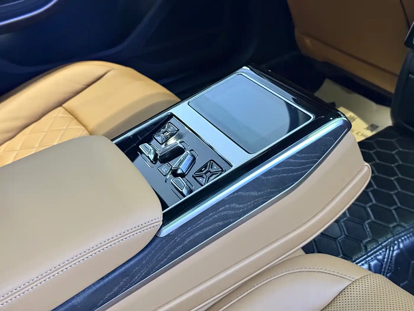 Audi A8 2023 A8L 50 TFSI quattro Exclusive фото 11
