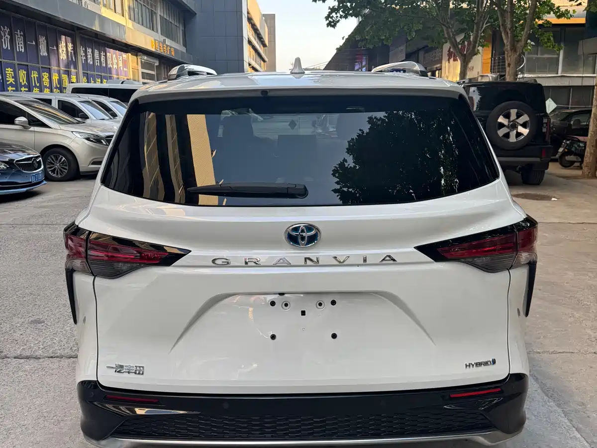 Toyota Granvia 2023 2.5L Hybrid Prestige PLUS Edition фото 3