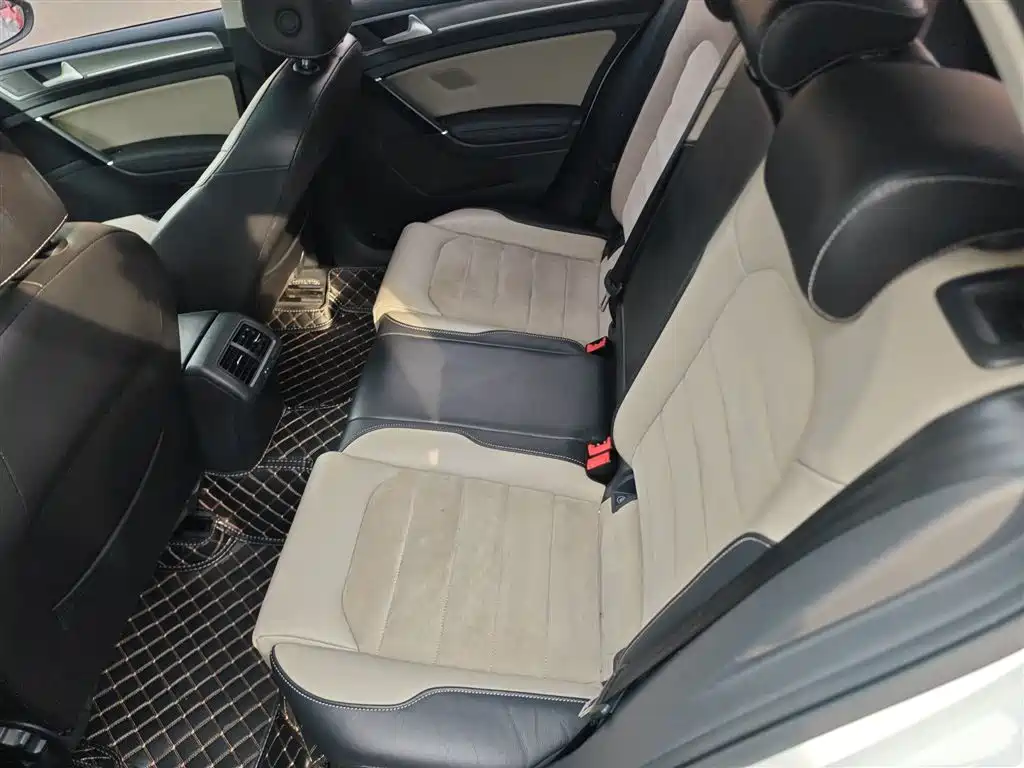 Volkswagen Golf 2017 230TSI Auto Luxury Millionth Anniversary Edition фото 17