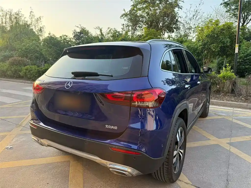 MERCEDES-BENZ GLA