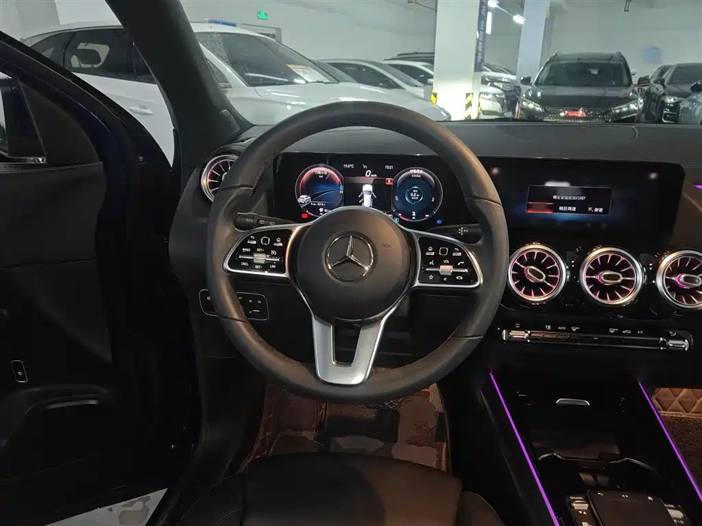 MERCEDES-BENZ GLA