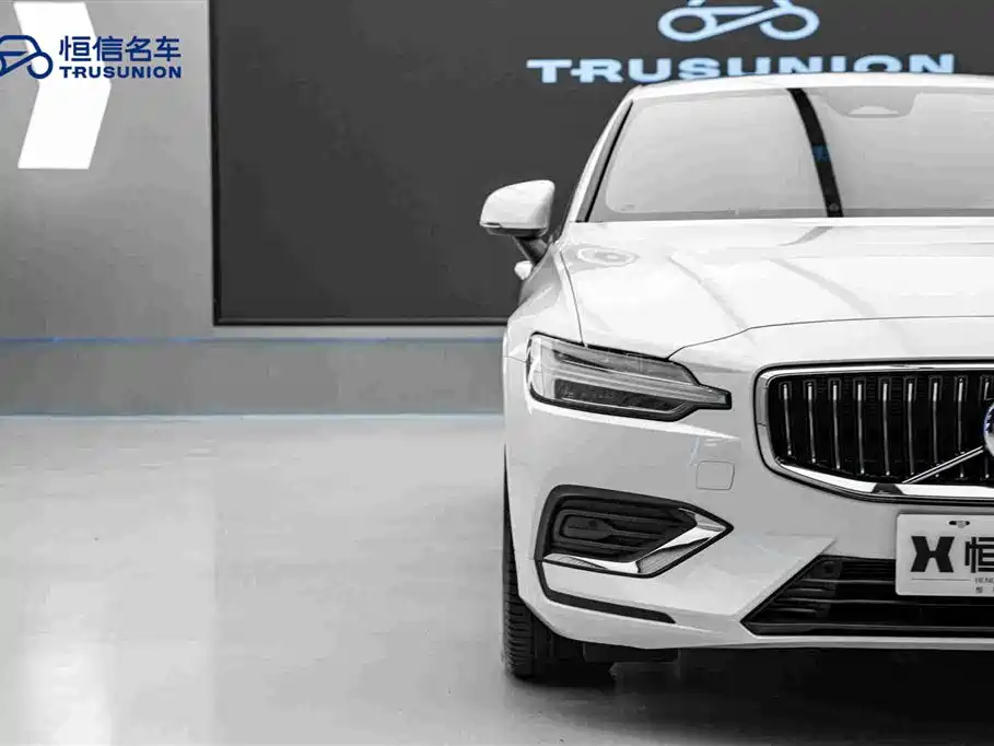 Volvo S60 2024 2025 B4 Smart Luxury Edition