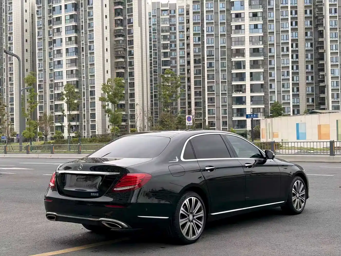Mercedes-Benz E-Class 2017 E 300 L Luxury фото 6