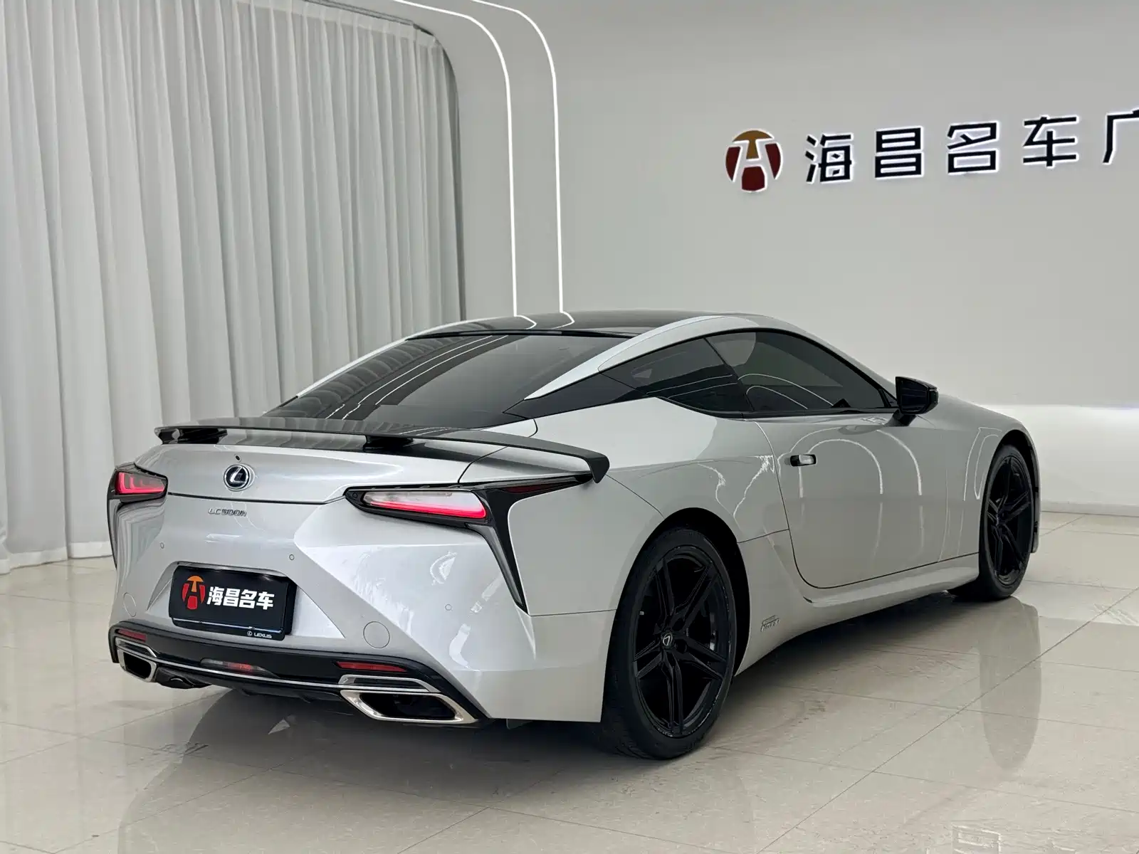 Фото 10 - Lexus LC