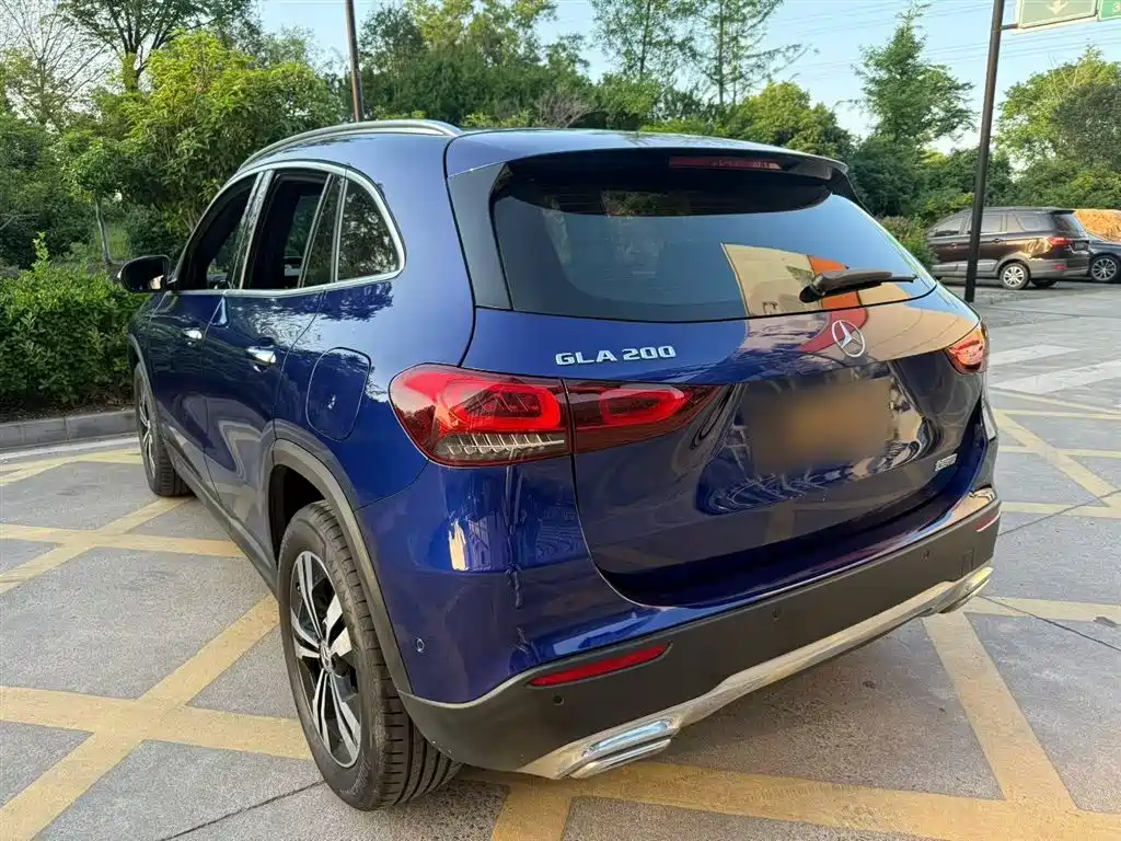 MERCEDES-BENZ GLA