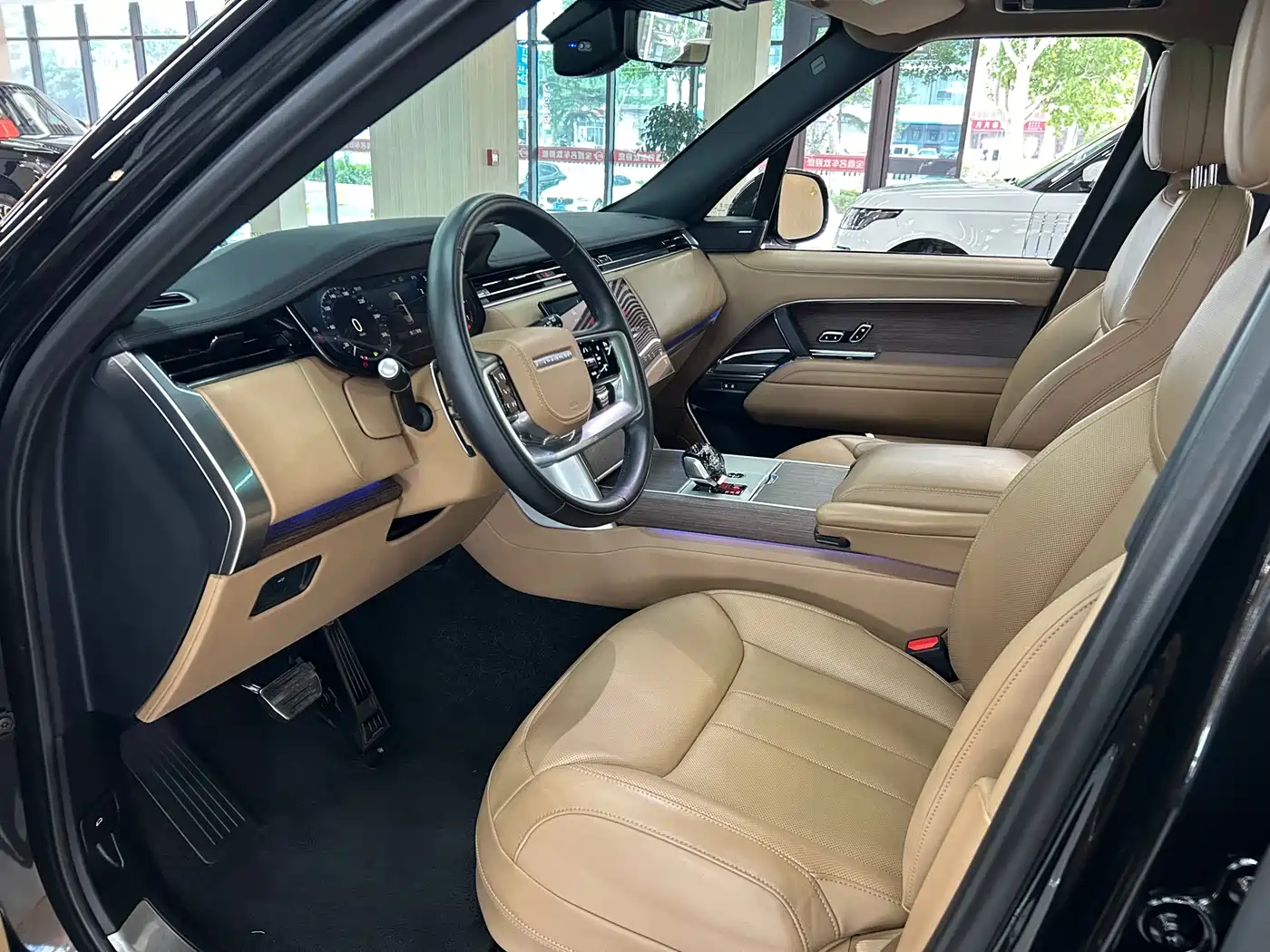 Land Rover Range Rover 2024 3.0 L6 400PS Golden Age Extended 7-Seater фото 7