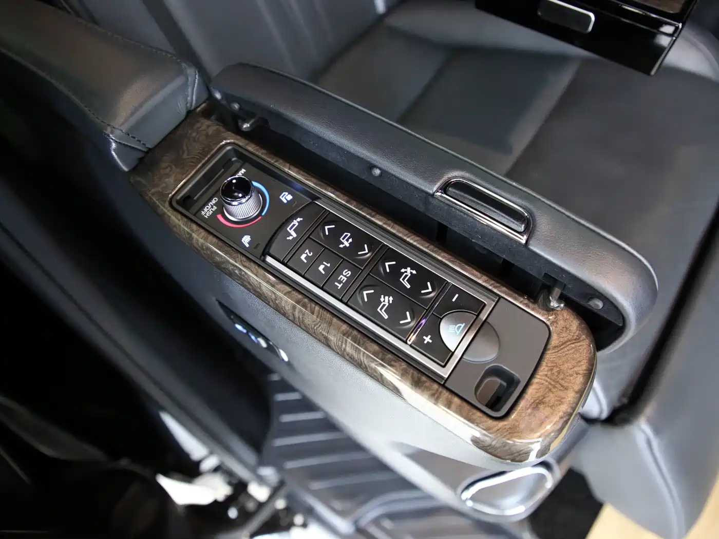 Toyota Vellfire 2021 Crown Hybrid 2.5L HV Supreme Edition фото 5