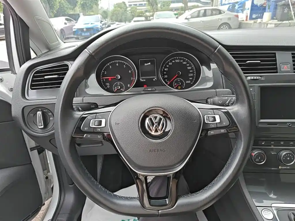 Volkswagen Golf 2017 230TSI Auto Luxury Millionth Anniversary Edition фото 11