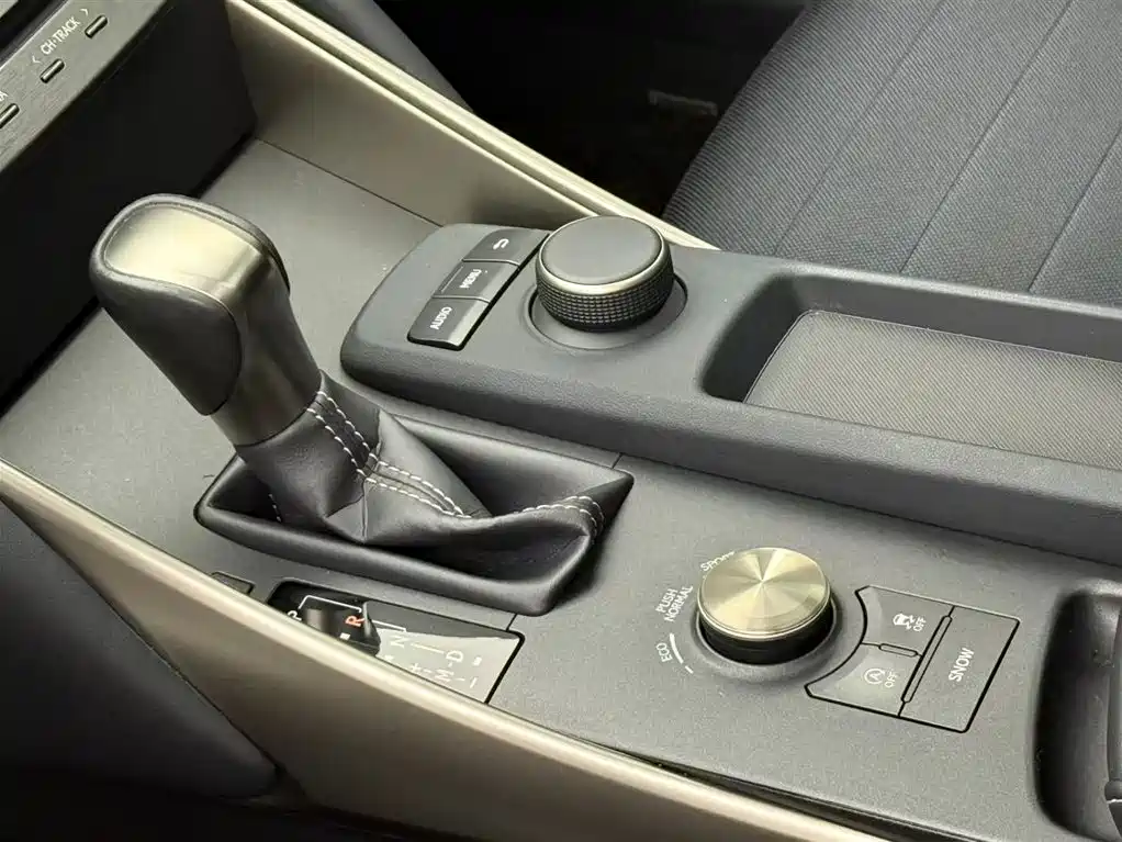 Lexus IS 2017 300 Leading Edition фото 7