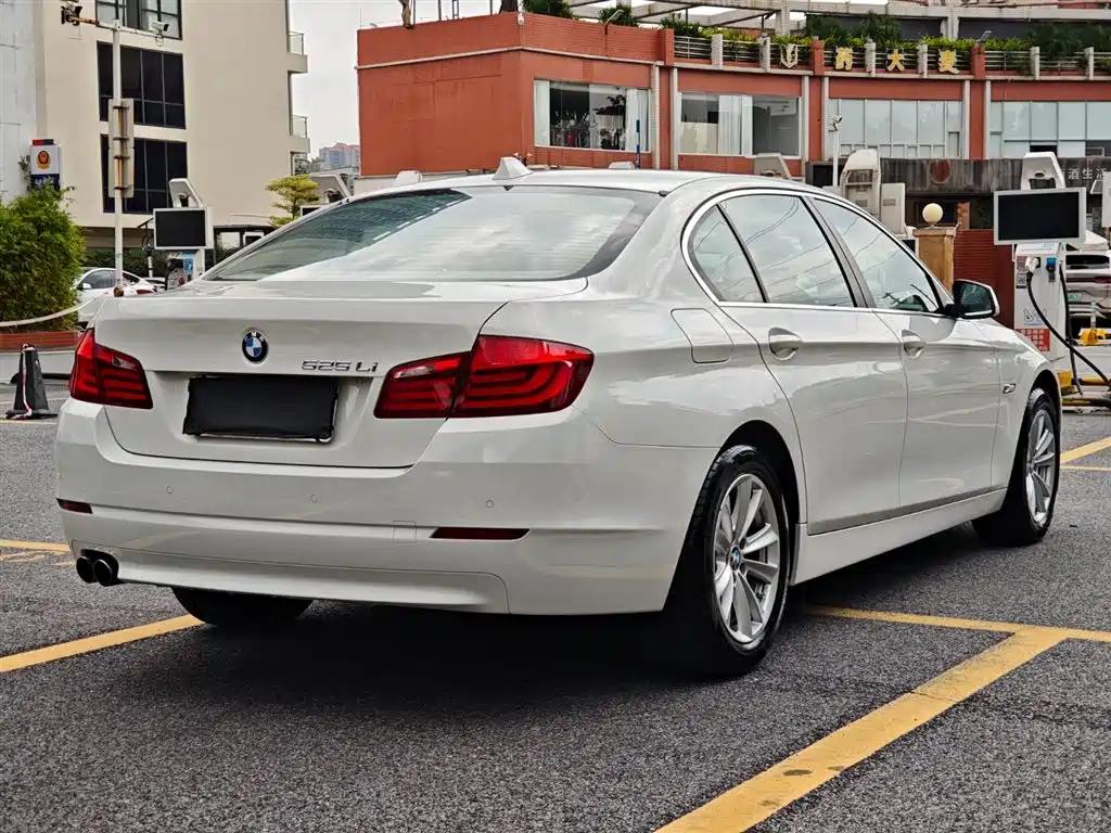 BMW 5 Series 2013 525Li Leadership фото 5