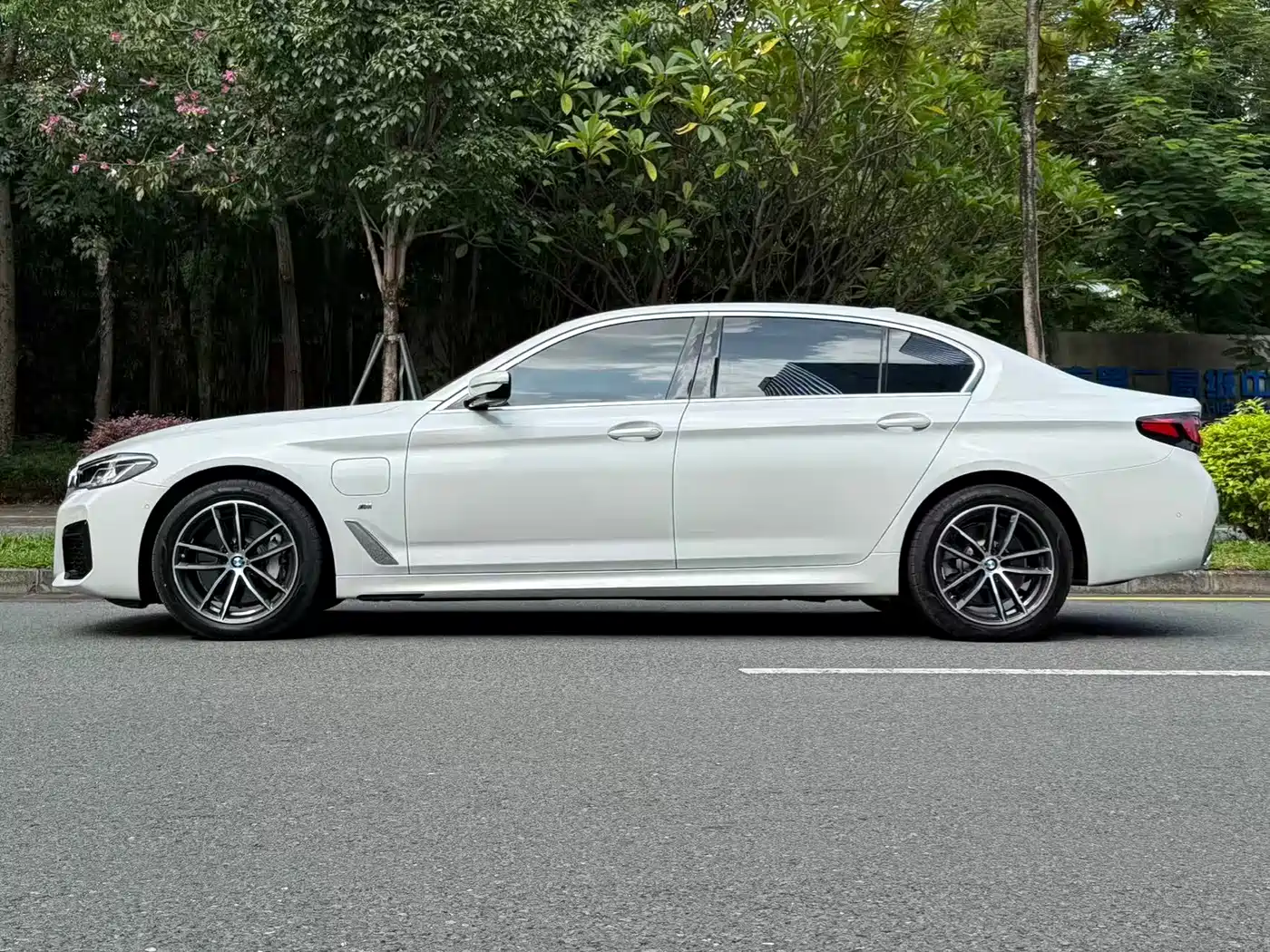 BMW 5 Series New Energy 2021 535Le Pioneer Edition M Sport Package фото 4