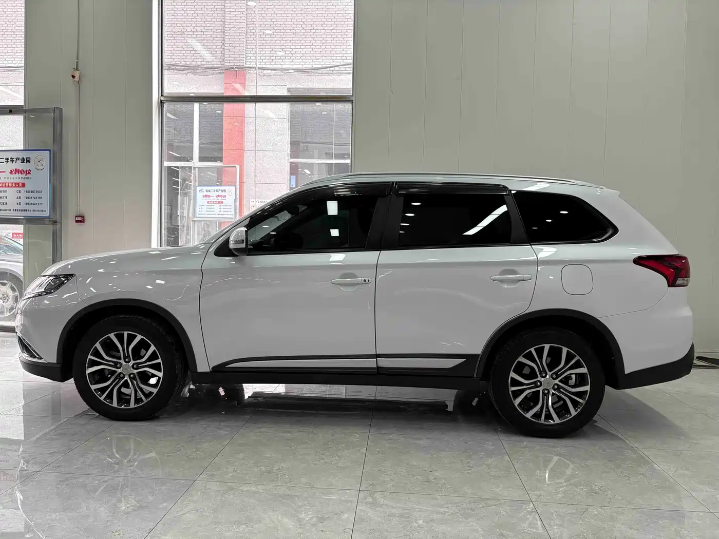 Mitsubishi Outlander 2018 2.0L 2WD Glory Edition 5-seater фото 4