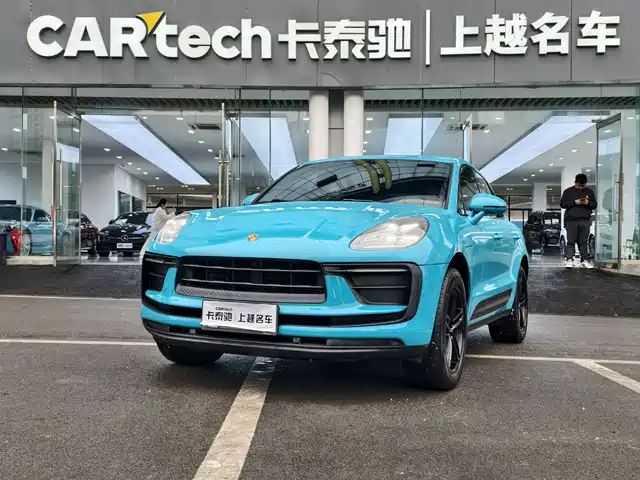 PORSCHE MACAN