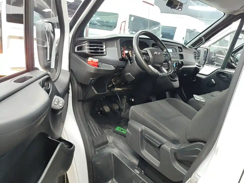 Jiangling JMC Fushun 2025 2025 Model 2.0T 6MT Diesel Short Wheelbase Medium-High Roof Commercial MPV 5/6 Seats