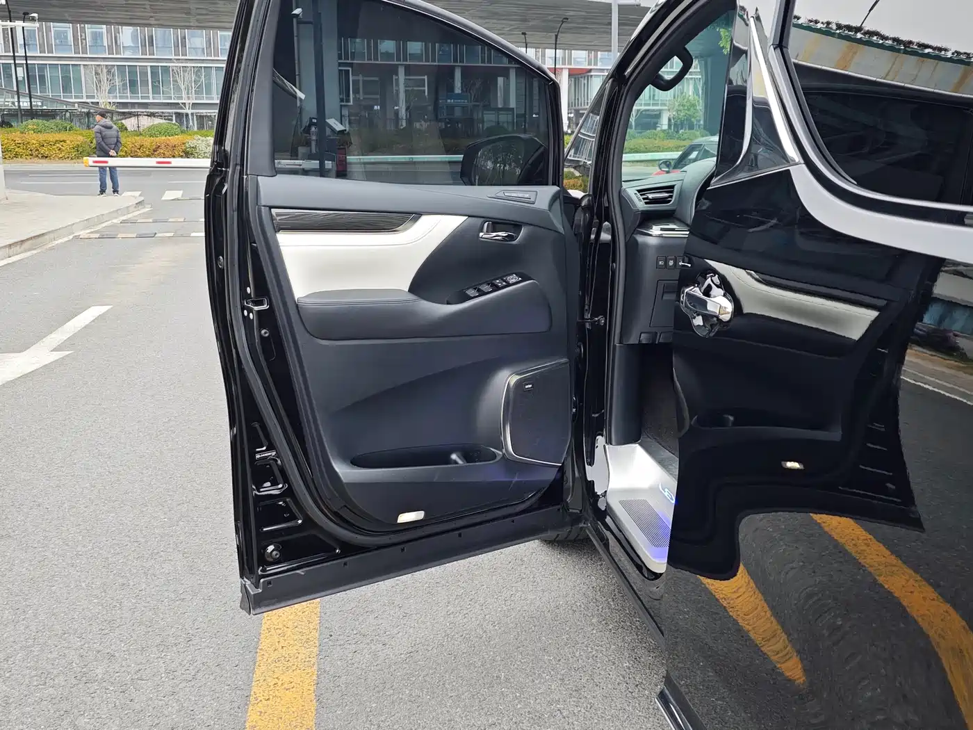 Lexus LM 2020 300h Seven-Seater Elegance Edition фото 10