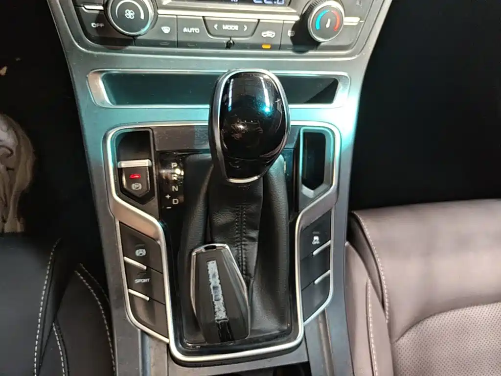 Фото 14 - Geely Emgrand