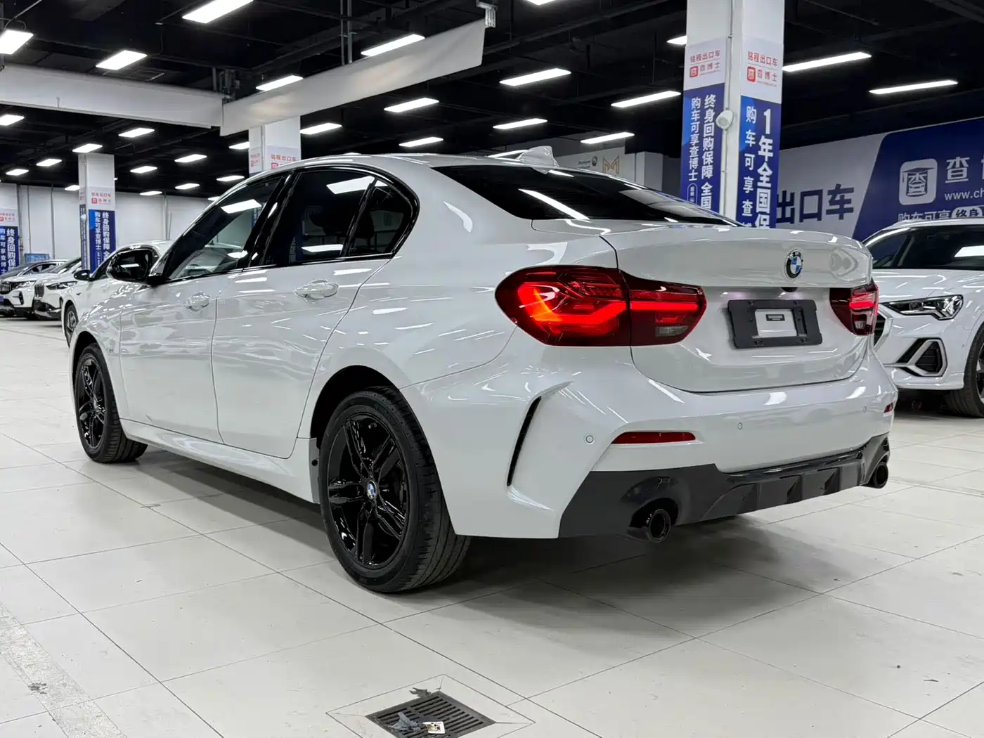BMW 1 Series 2023 120i M Sport Shadow Edition фото 7