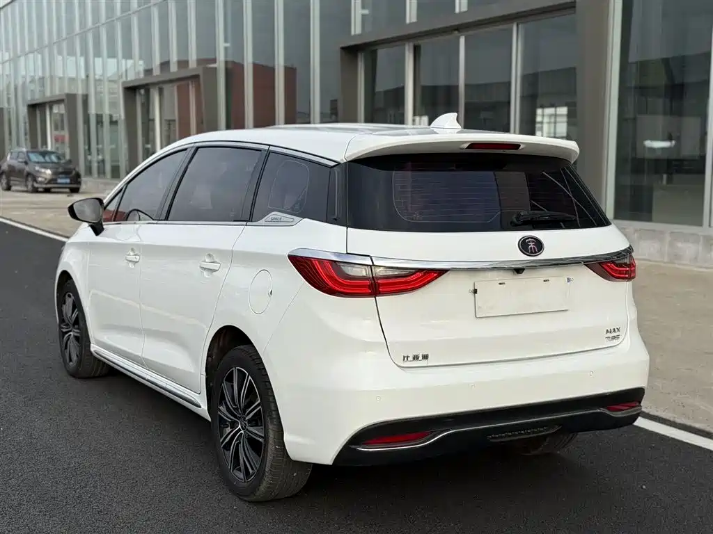 BYD Song MAX New Energy 2019 DM 1.5T Smart Connect Advance 7-seater China V фото 6