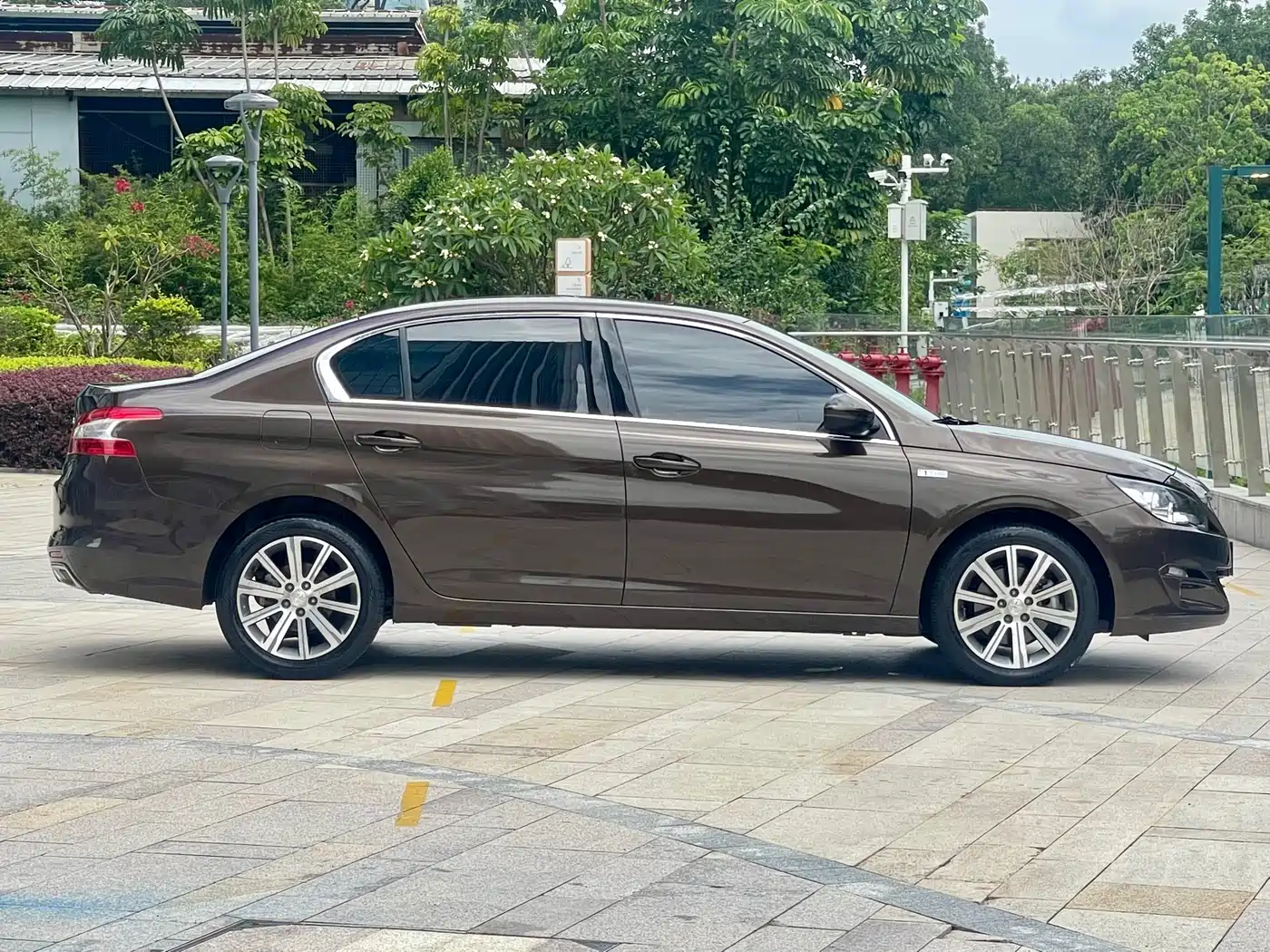Peugeot 408 2016 1.6T Automatic Luxury Edition фото 5