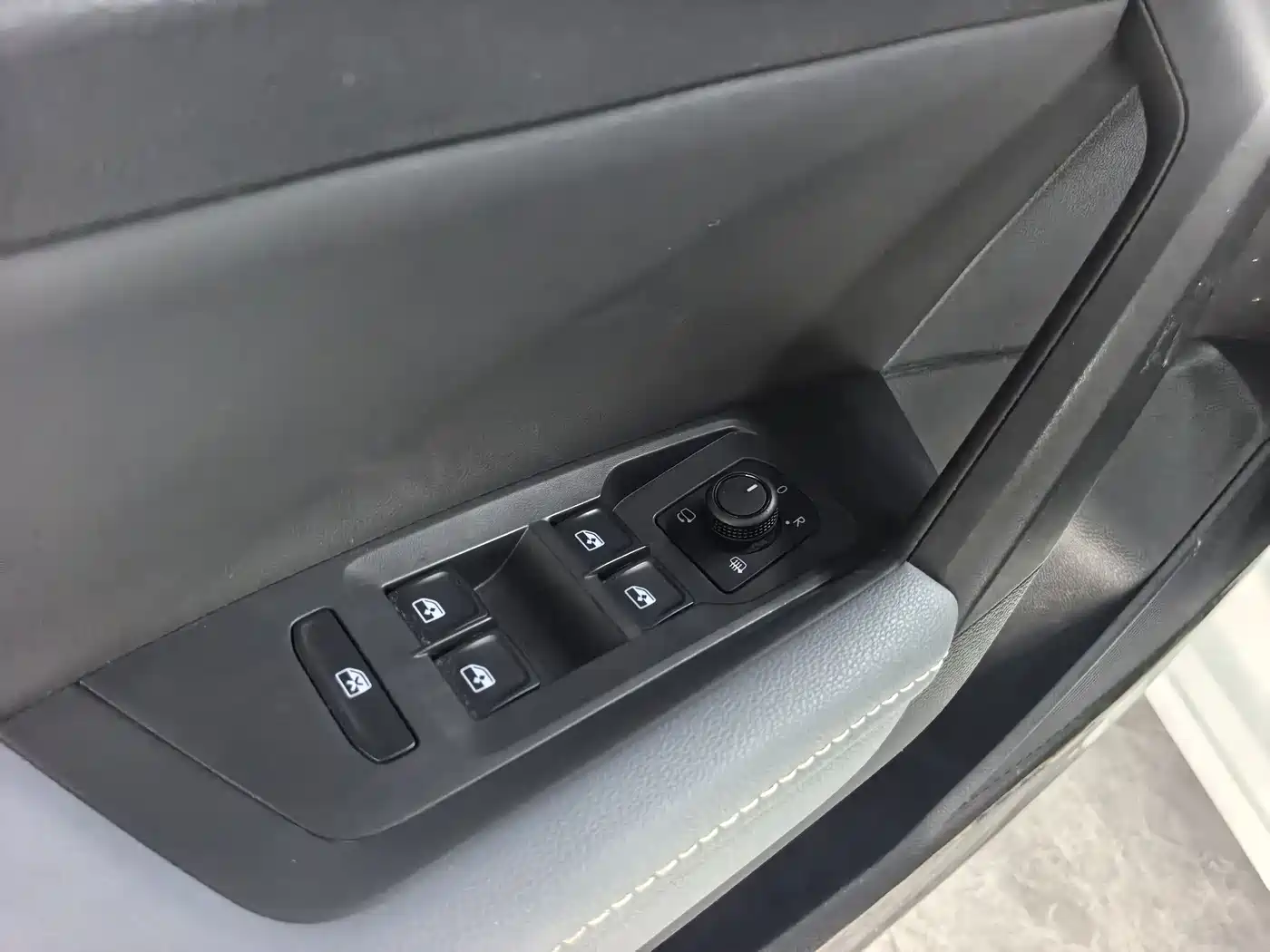 Volkswagen Lavida 2023 Facelift 1.5L Automatic 5 Million Edition фото 17