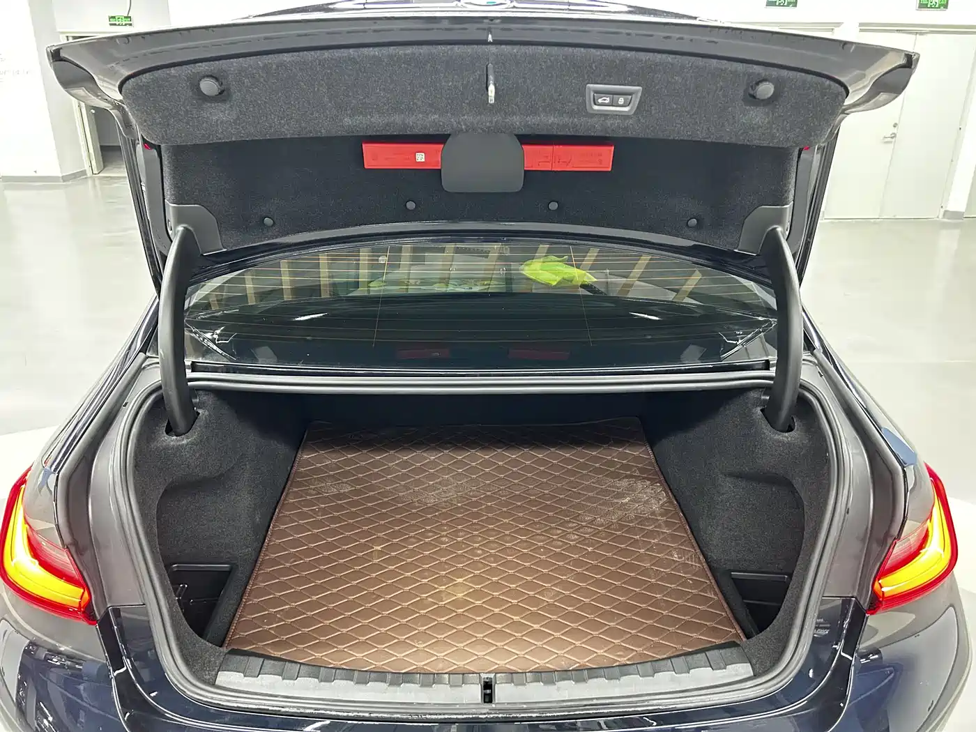 BMW 3 Series 2024 330Li M Sport Shadowline Package фото 39