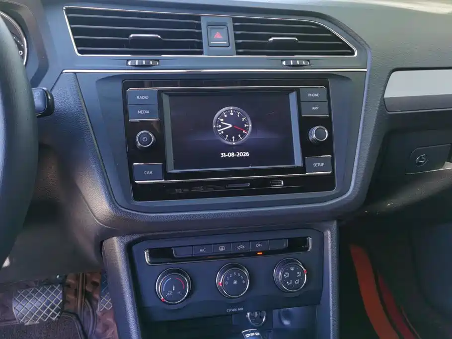 Photo 13 - Volkswagen Tiguan L