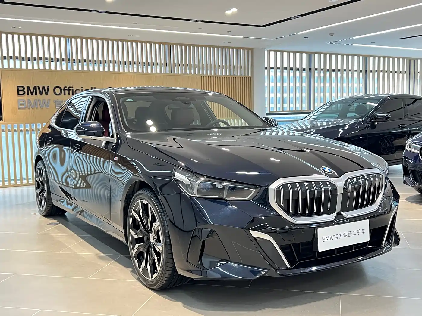 BMW 5 Series 2025 530Li Leading M Sport Package фото 4