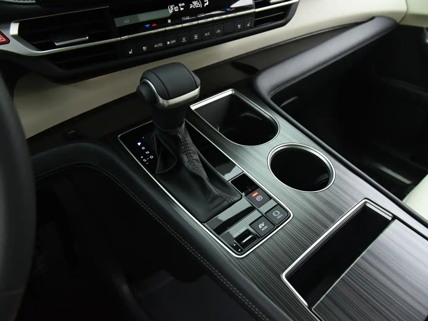 Toyota Sienna 2024 2.5L Hybrid 4WD Premium Edition фото 6