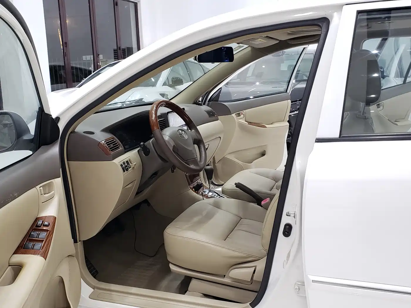 Toyota Corolla 2011 1.6L Automatic Luxury Edition фото 4