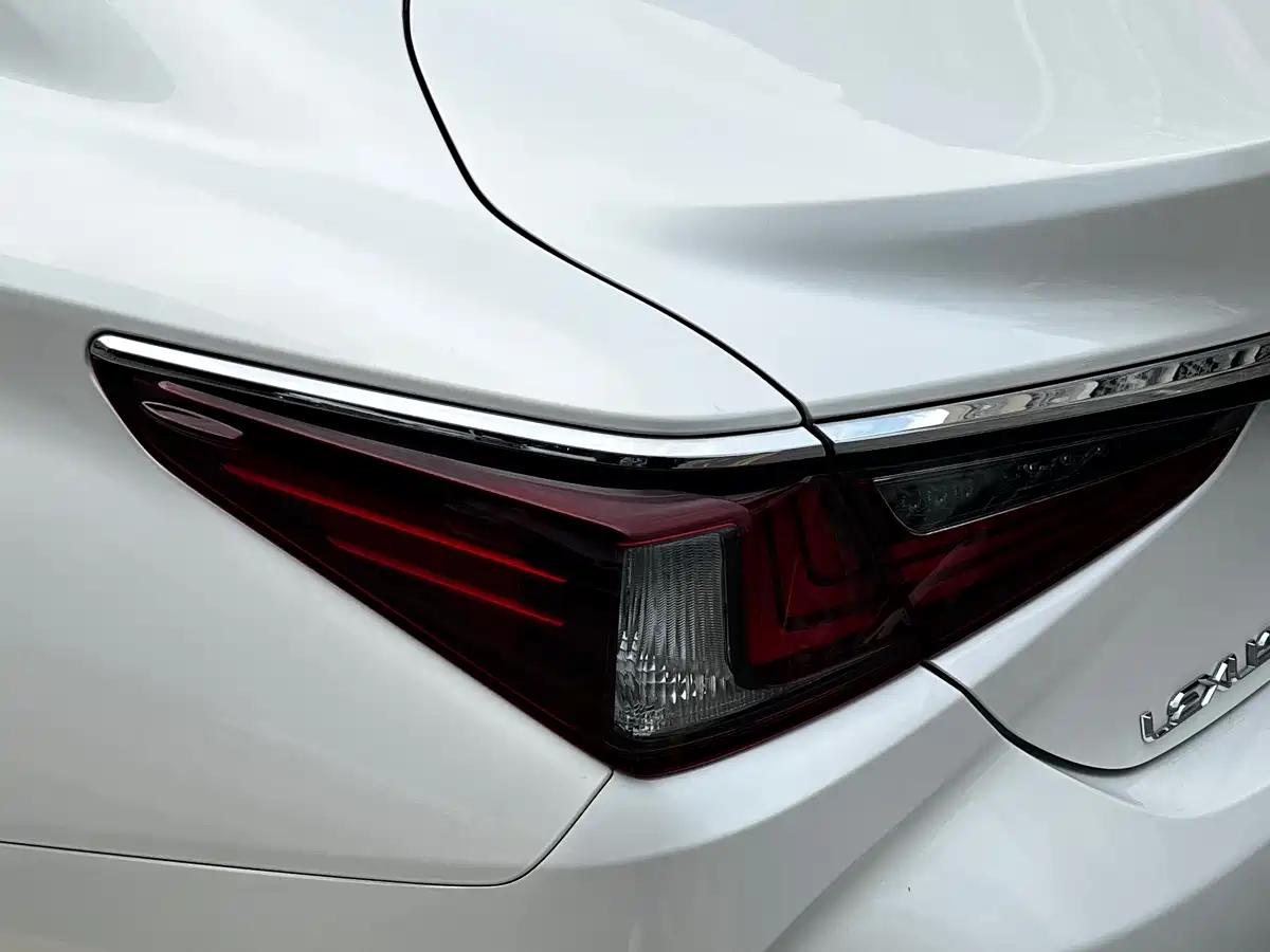 Lexus ES 2022 200 Excellence Edition фото 7