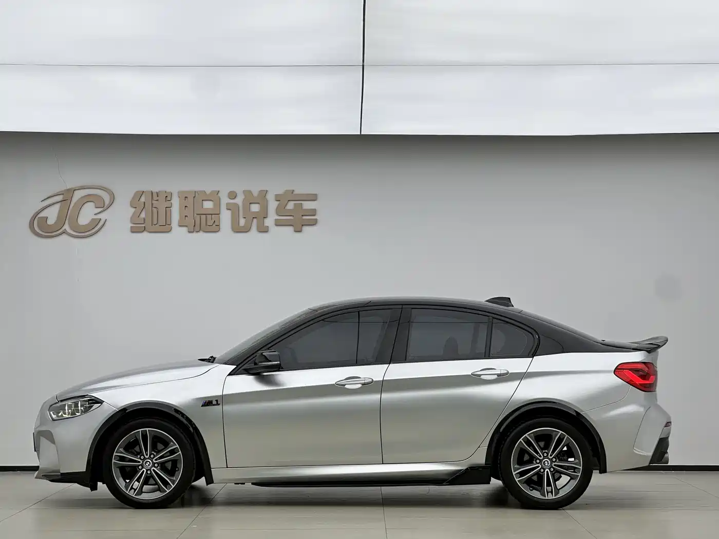 BMW 1 Series 2023 120i M Sport фото 6