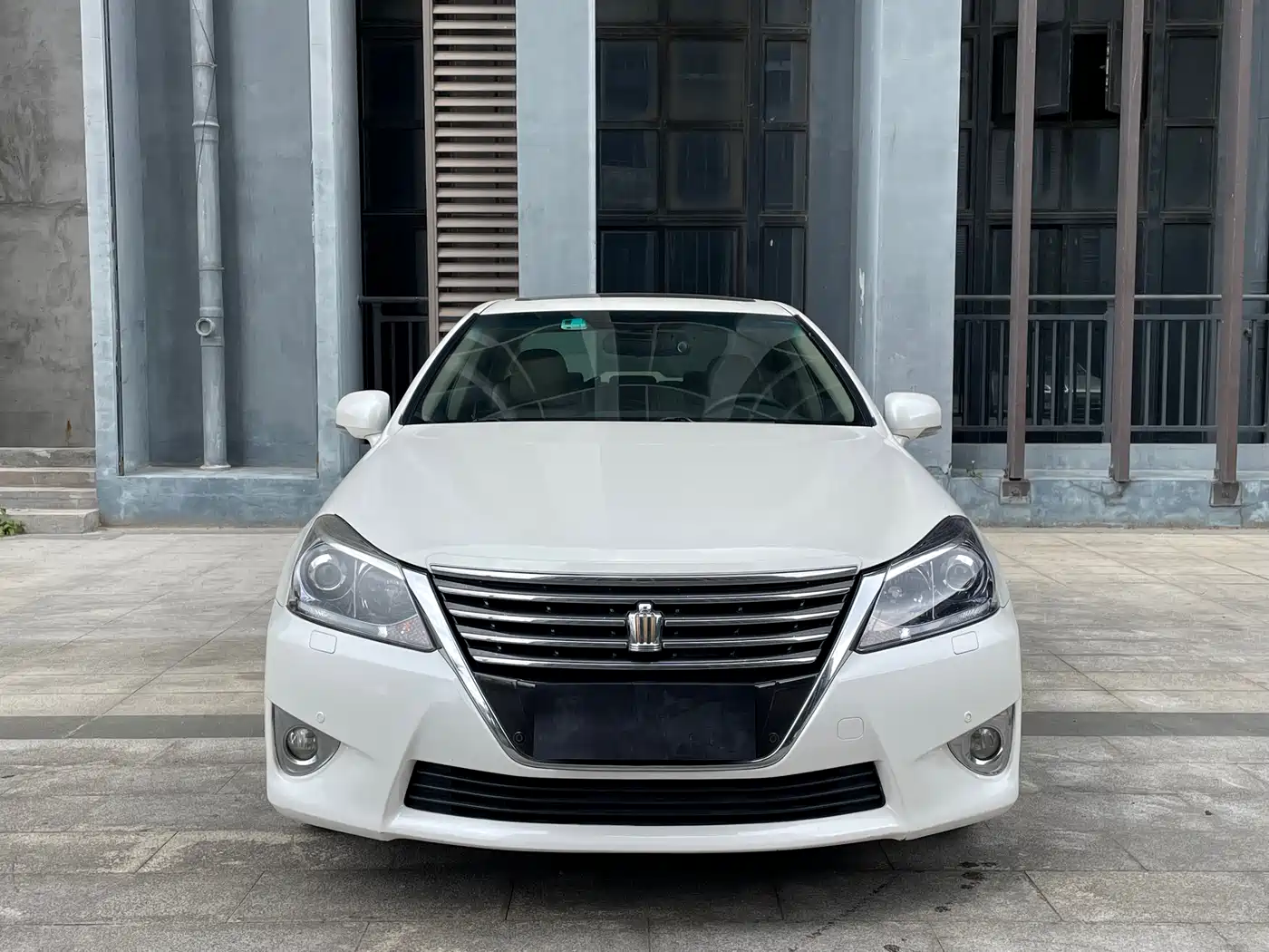 Toyota Crown 2012 2.5L Royal Leather Edition фото 2