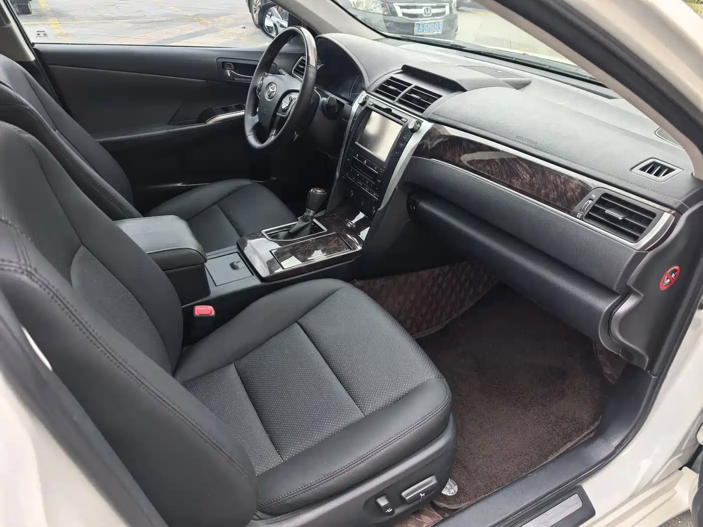 Toyota Camry 2016 2.5G 10th Anniversary Luxury Navigation Edition фото 10