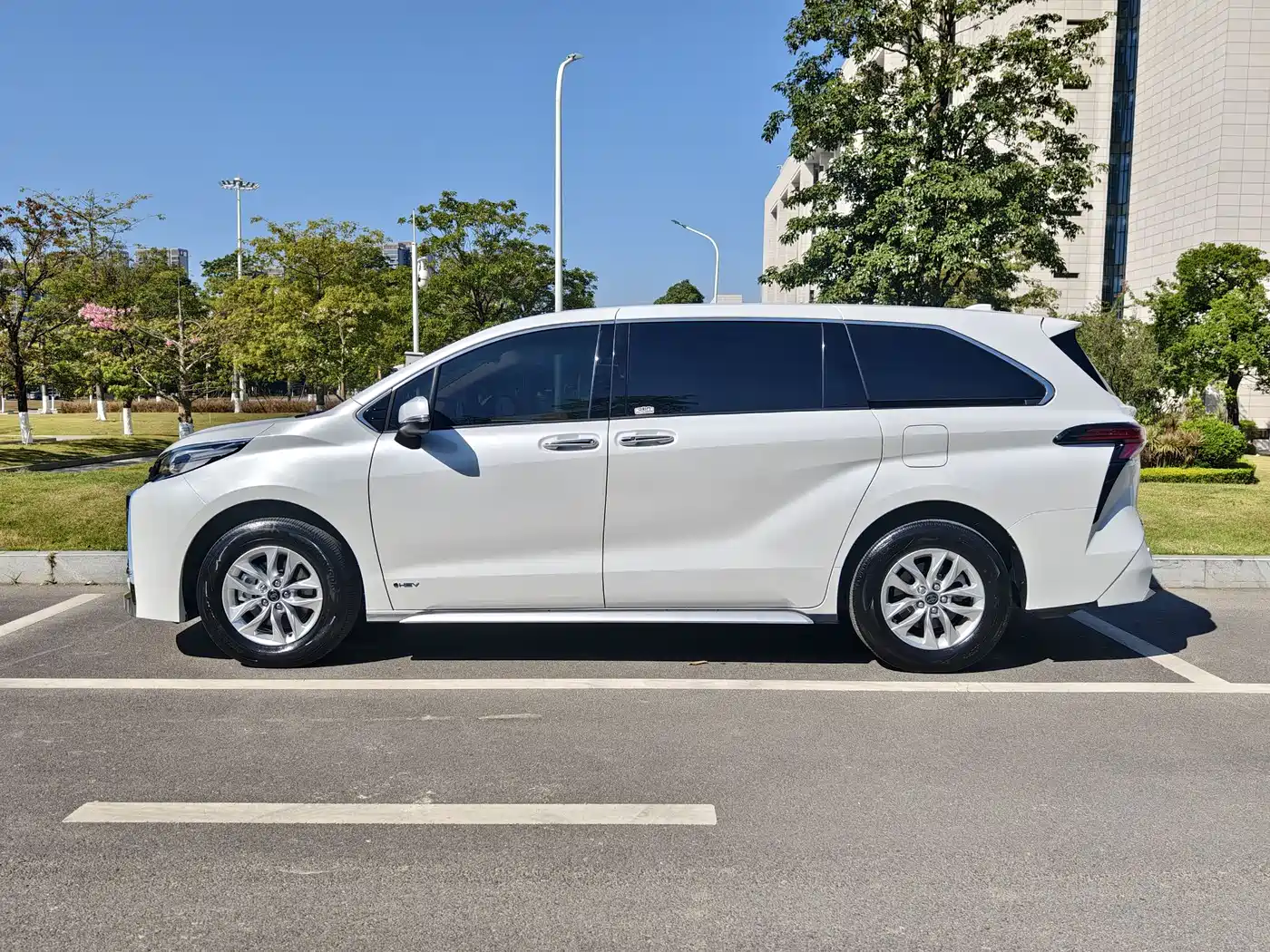 Toyota Granvia 2024 2.5L Hybrid Comfort фото 3