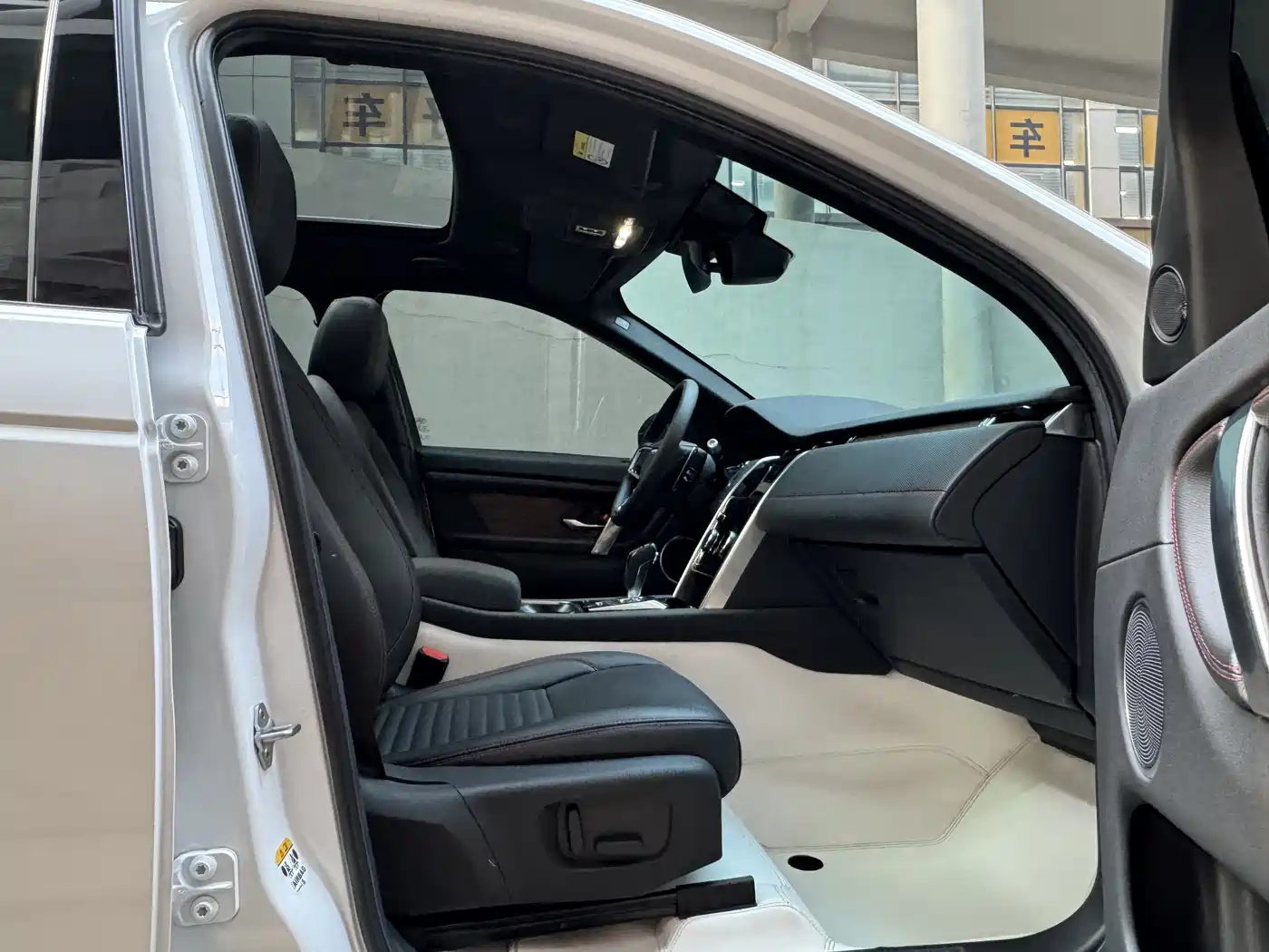 Land Rover Discovery Sport 2022 Model 249PS R-Dynamic S Performance Edition 5-Seater фото 9