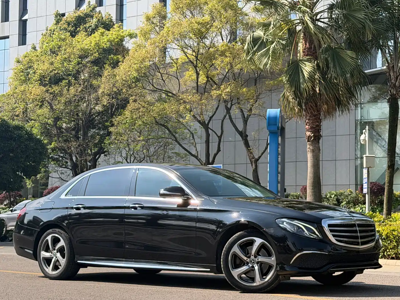 Mercedes-Benz E-Class 2017 E 200 L 4MATIC фото 3