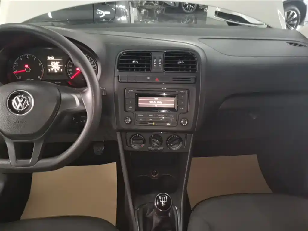Volkswagen Polo 2014 1.4L Manual Trend Edition фото 13