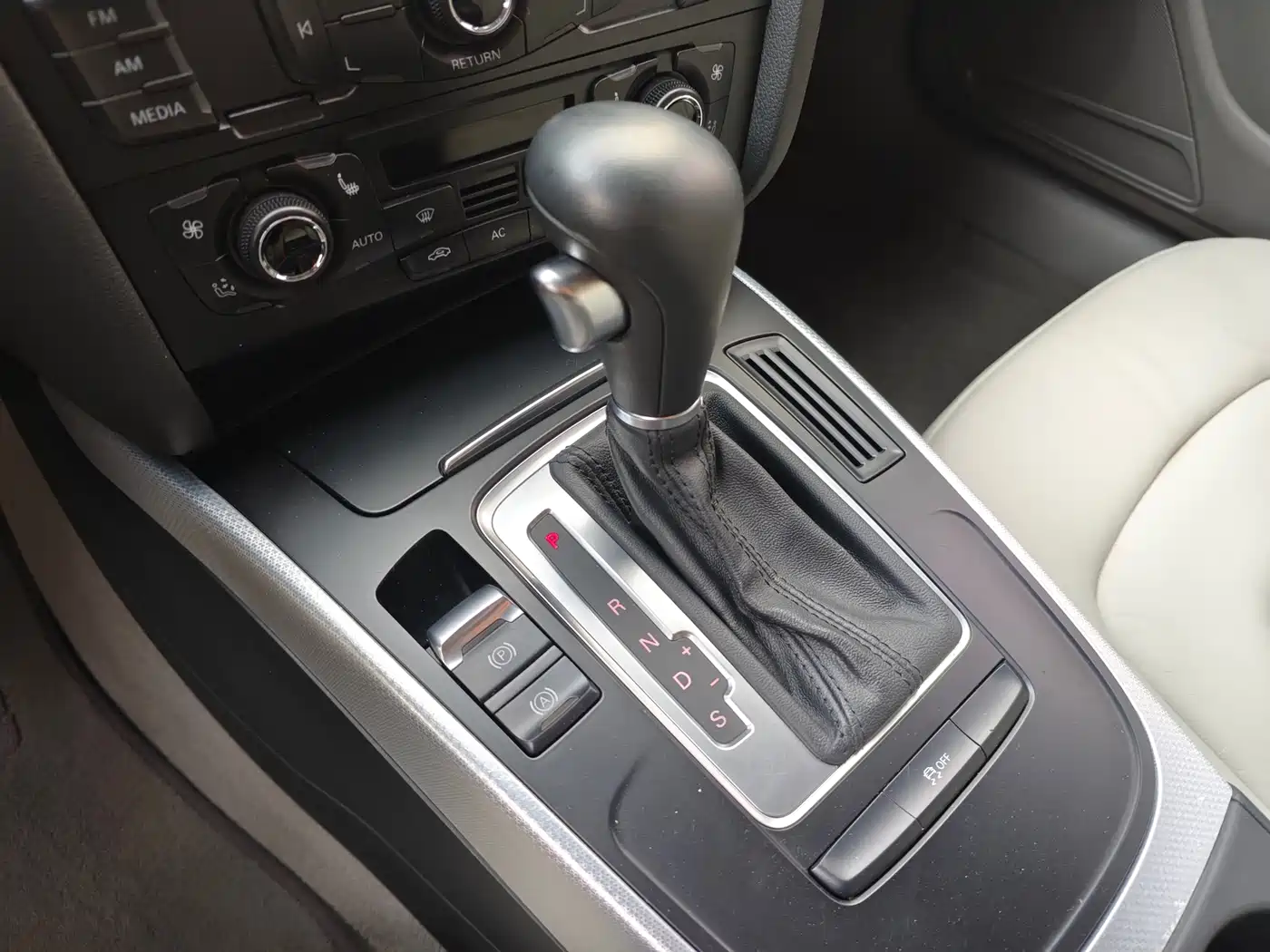 Audi A5 (Import) 2010 2.0TFSI Cabriolet фото 12