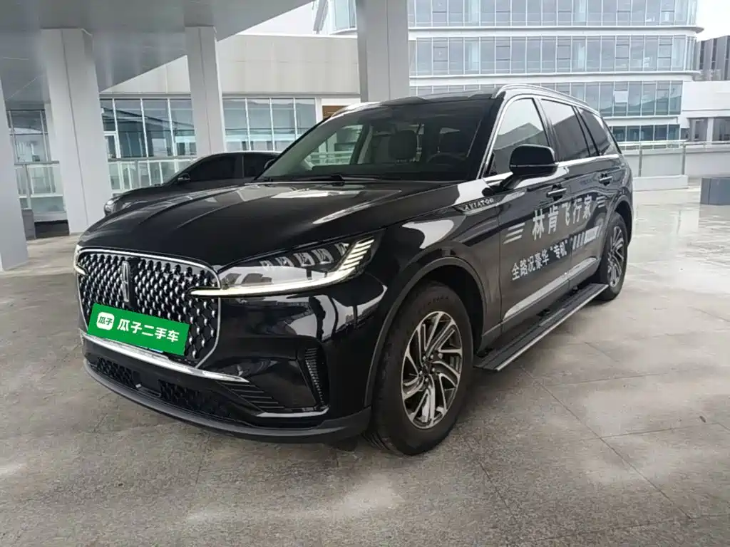 Photo 2 - Lincoln Aviator