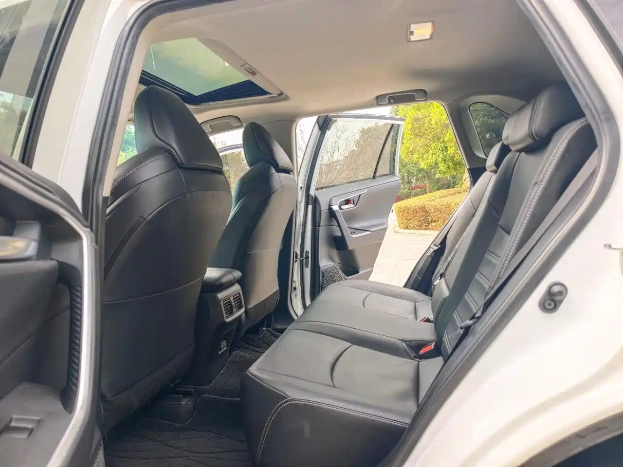 Toyota Wildlander 2022 2.0L CVT FWD Luxury PLUS Edition фото 7